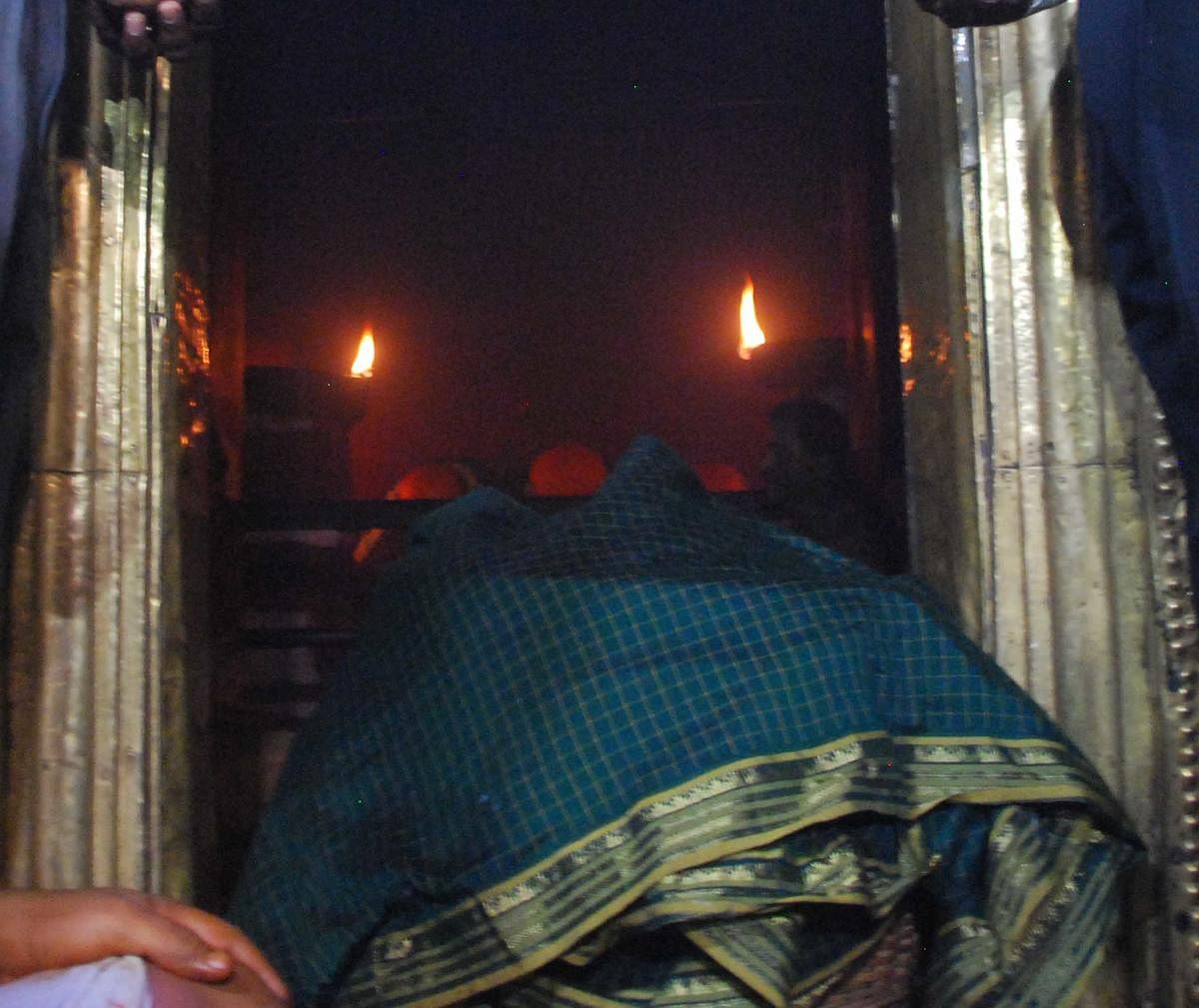 ಹಾಸನಾಂಬೆ ದೇವಾಲಯದ ಬಾಗಿಲು ಮುಚ್ಚುವ ಮುನ್ನ ದೀಪ ಹಚ್ಚಿರುವುದು