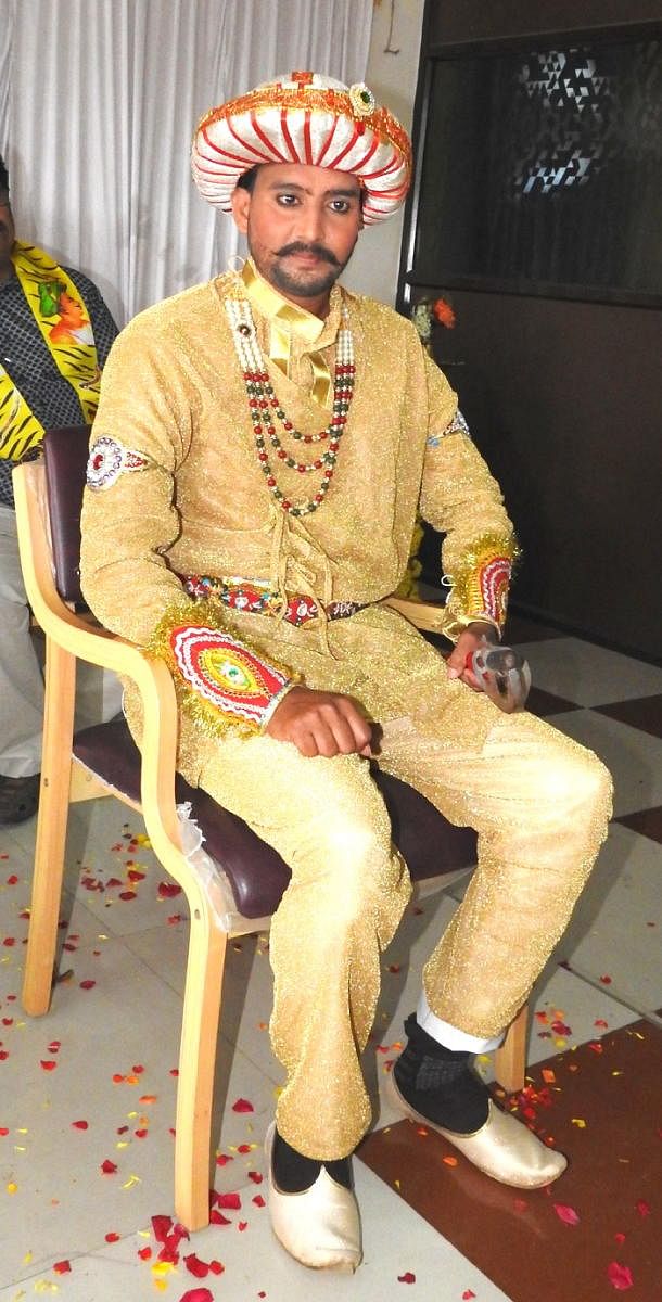 ಹೊಸಪೇಟೆಯಲ್ಲಿ ಶನಿವಾರ ನಡೆದ ಟಿಪ್ಪು ಸುಲ್ತಾನ್‌ ಜಯಂತಿಯಲ್ಲಿ ಅಮೀರ್‌ ಖುಸ್ರೂ ಎಂಬ ಯುವಕ ಟಿಪ್ಪು ವೇಷಧಾರಿಯಾಗಿ ಗಮನ ಸೆಳೆದ