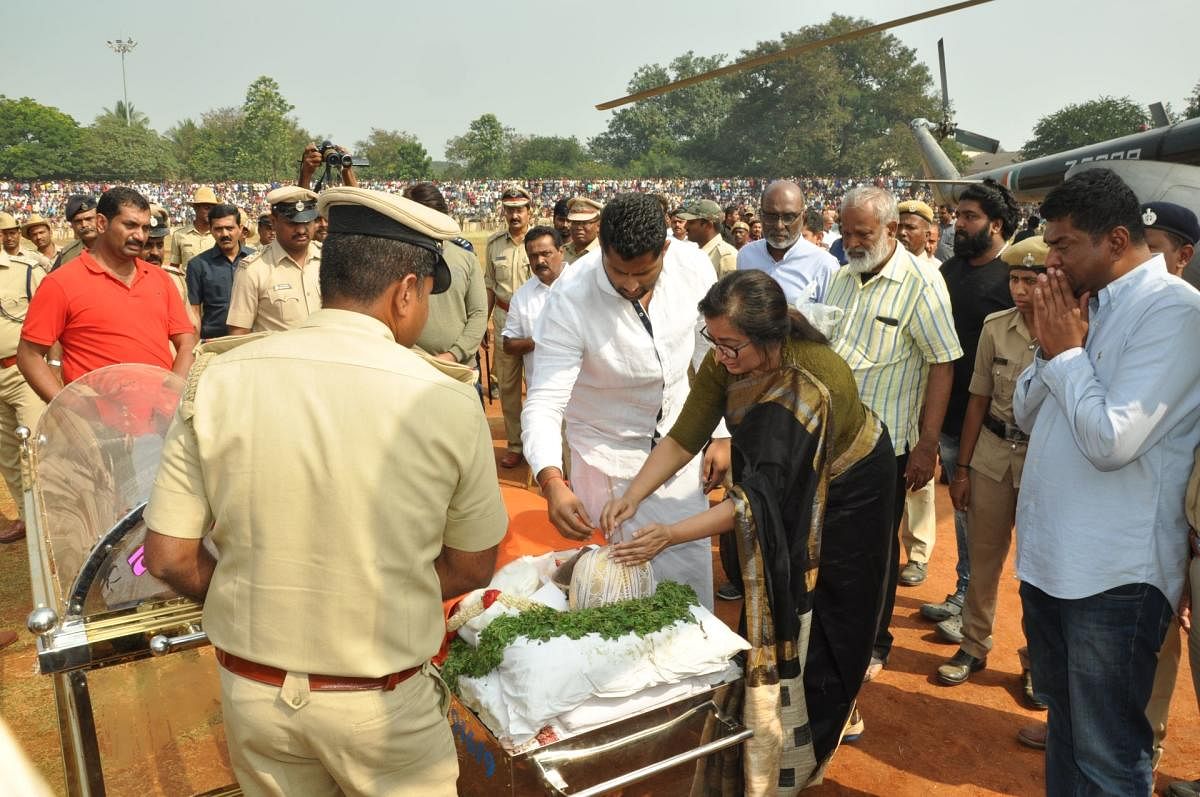 ಅಂಬರೀಷ್‌ ಮೃತದೇಹವನ್ನು ಬೆಂಗಳೂರಿಗೆ ಕೊಂಡೊಯ್ಯುವಾಗ ಪತ್ನಿ ಸುಮಲತಾ, ಪುತ್ರ ಅಭಿಷೇಕ್‌ ಮಂಡ್ಯ ಮಣ್ಣಿನ ತಿಲಕವಿಟ್ಟರು