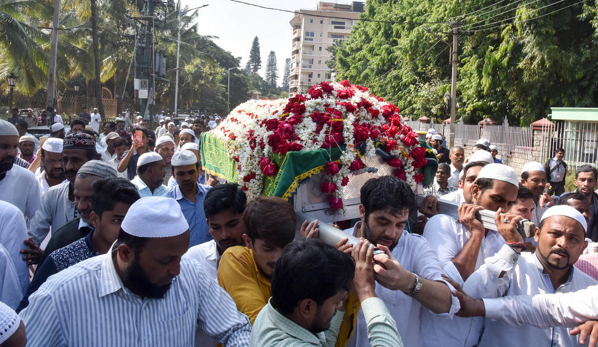 ಜಾಫರ್‌ ಷರೀಫ್‌ ಅವರ ಪಾರ್ಥಿವ ಶರೀರವನ್ನು ಬಂಧುಗಳು ಮತ್ತು ಬೆಂಬಲಿಗರು ಮೆರವಣಿಗೆಯಲ್ಲಿ ಜಯಮಹಲ್‌ನ ಖುದ್ದೂಸ್ ಸಾಹೇಬ್‌ ಖಬರಸ್ಥಾನ್‌ಗೆ ತಂದರು.