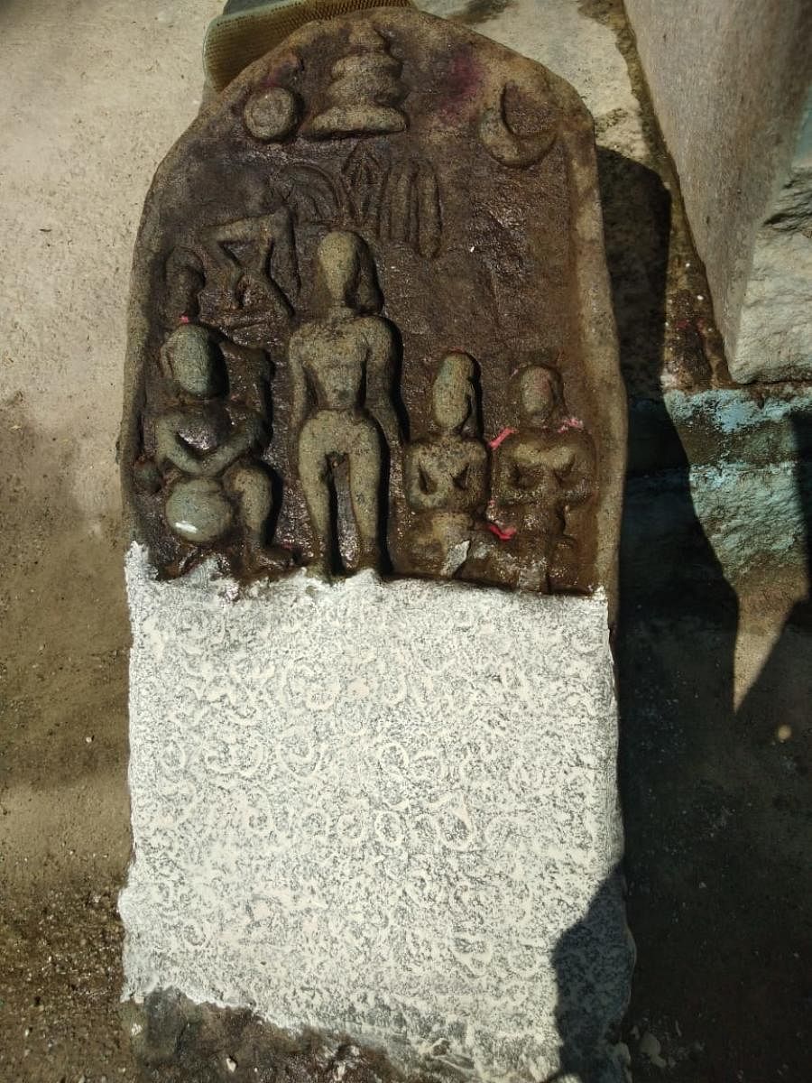 ಶಿವಮೊಗ್ಗ ತಾಲ್ಲೂಕಿನ ಹರಕೆರೆ ಗ್ರಾಮದ ನಂದಿ ಬಸವೇಶ್ವರ ದೇವಸ್ಥಾನದ ಮುಂಬಾಗದಲ್ಲಿ ಪತ್ತೆಯಾದ ನಿಸಿಧಿ ಶಾಸನ ಶಿಲ್ಪ