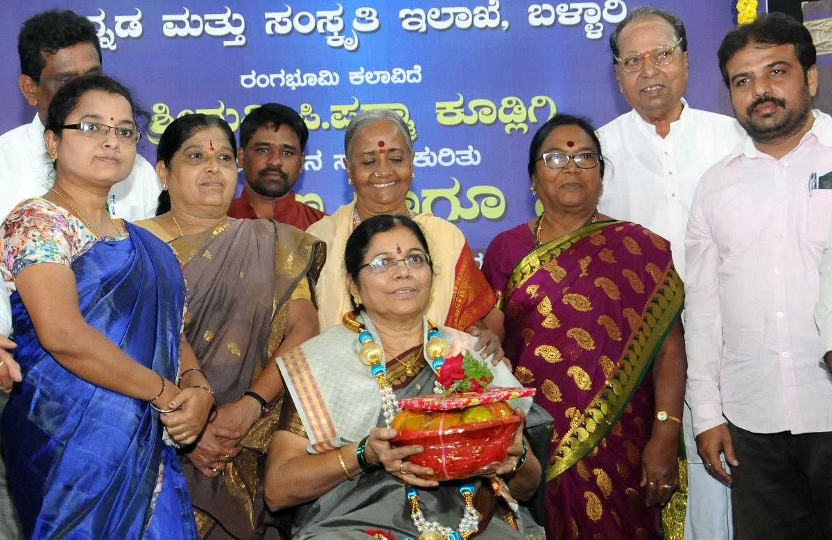 ರಂಗಭೂಮಿ ಕಲಾವಿದೆ ಪಿ.ಪದ್ಮಾ ಅವರನ್ನು ಲೇಖಕಿ ಎನ್‌.ಡಿ.ವೆಂಕಮ್ಮ ಸನ್ಮಾನಿಸಿದರು.