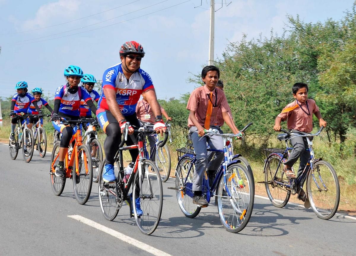 ಹಾವೇರಿಗೆ ಗುರುವಾರ ಕರ್ನಾಟಕ ರಾಜ್ಯ ಮೀಸಲು ಪೊಲೀಸ್ ಪಡೆಯ ಹೆಚ್ಚುವರಿ ಪೊಲೀಸ್‌ ಮಹಾನಿರ್ದೇಶಕ ಭಾಸ್ಕರ್‌ರಾವ್ ನೇತೃತ್ವದ ಸೈಕ್ಲಿಂಗ್ ಯಾತ್ರೆ ಬಂದಾಗ ಶಾಲಾ ವಿದ್ಯಾರ್ಥಿಗಳು ಸಾಥ್‌ ನೀಡಿದ್ದು ಹೀಗೆ...