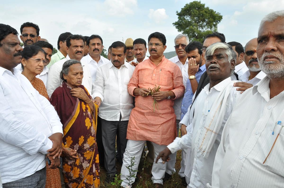 ಹನೂರು ತಾಲ್ಲೂಕಿನ ಚೆನ್ನಾಲಿಂಗನಹಳ್ಳಿ ಗ್ರಾಮದ ಜಮೀನಿಗೆ ಶುಕ್ರವಾರ ಆರ್. ಅಶೋಕ ನೇತೃತ್ವದ ಬಿಜೆಪಿಯ ತಂಡ ಭೇಟಿ ರೈತರ ಸಮಸ್ಯೆ ಆಲಿಸಿತು