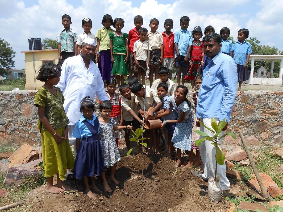 ಗೊಳಸಂಗಿ ಗ್ರಾಮದ ಮಾದರಿ ಬಡಾವಣೆಯ ಕನ್ನಡ ಸರ್ಕಾರಿ ಕಿರಿಯ ಪ್ರಾಥಮಿಕ ಶಾಲೆ ಆವರಣದಲ್ಲಿ ಸಸಿ ನೆಟ್ಟು ನೀರೆರೆದ ಚಿಣ್ಣರು