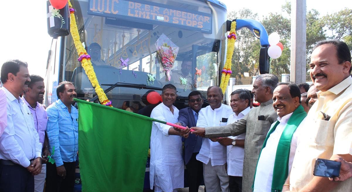 ಬಿಆರ್‌ಟಿಎಸ್‌ನ ನೂತನ ಚಿಗರಿ ಬಸ್‌ಗಳಿಗೆ ಸಾರಿಗೆ ಸಚಿವ ಡಿ.ಸಿ. ತಮ್ಮಣ್ಣ ಚಾಲನೆ ನೀಡಿದರು. ಶಾಸಕರಾದ ಅರವಿಂದ ಬೆಲ್ಲದ, ಜಗದೀಶ ಶೆಟ್ಟರ್‌, ಬಸವರಾಜ ಹೊರಟ್ಟಿ, ಬಿಆರ್‌ಟಿಎಸ್‌ ಎಂ.ಡಿ. ರಾಜೇಂದ್ರ ಚೋಳನ್‌, ಮಾಜಿ ಶಾಸಕ ಎನ್‌.ಎಚ್‌. ಕೋನರಡ್ಡಿ, ಪಾಲಿಕೆ ಸದಸ್ಯ ರಾಜಣ್ಣ ಕೊರವಿ ಇದ್ದಾರೆ  –ಪ್ರಜಾವಾಣಿ ಚಿತ್ರ