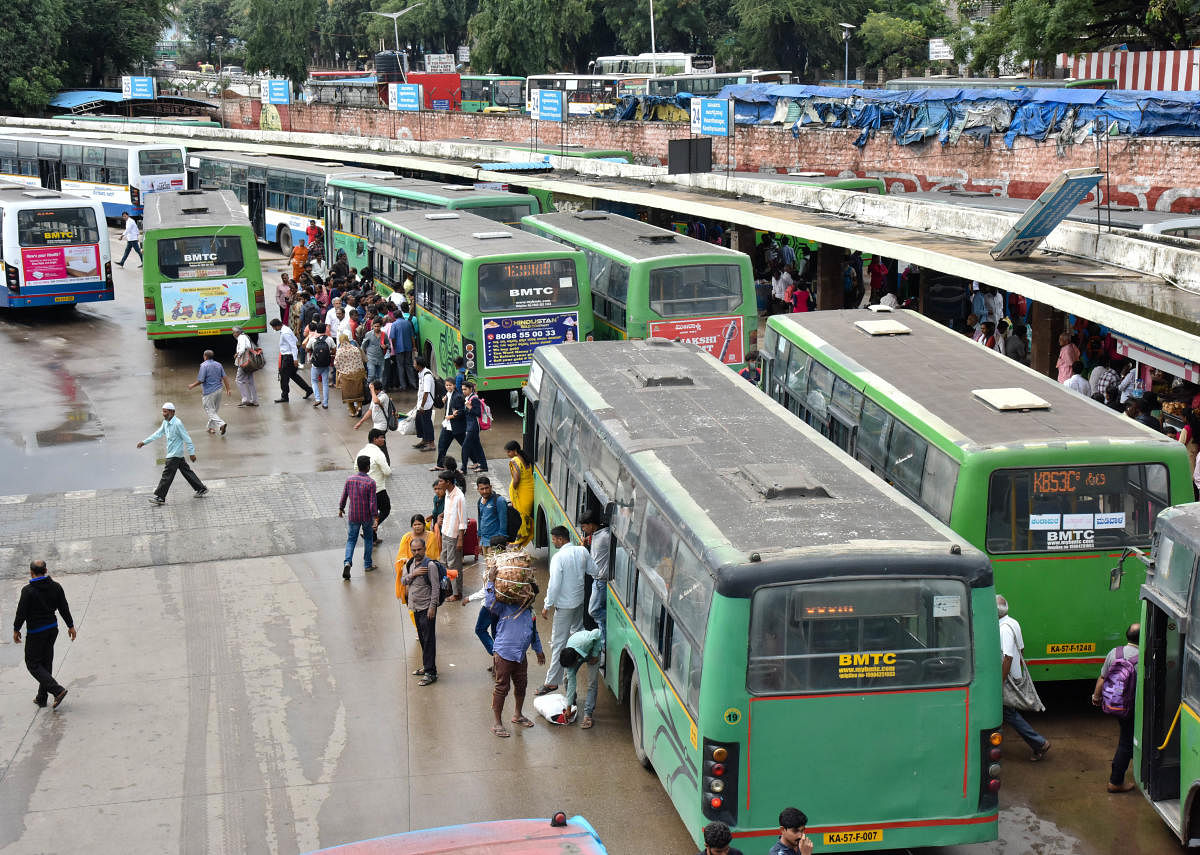 ಮೆಜೆಸ್ಟಿಕ್‌ನ ಬಿಎಂಟಿಸಿ ಬಸ್ ನಿಲ್ದಾಣದ ನೋಟ (ಎಡಚಿತ್ರ) ಕೆಂಪೇಗೌಡ ಬಸ್‌ ನಿಲ್ದಾಣದಲ್ಲಿ ದೂಳು ಮೆತ್ತಿಕೊಂಡು ನಿಂತಿರುವ ನೀರಿನ ತೊಟ್ಟಿ