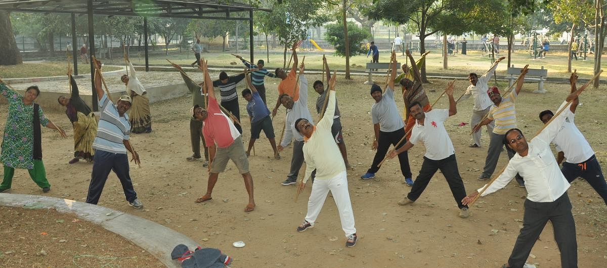 ಮಂಡ್ಯದ ಶಿವನಂಜಪ್ಪ ಉದ್ಯಾನದಲ್ಲಿ ದೊಣ್ಣೆ ಯೋಗ ಮಾಡುತ್ತಿರುವ ದೇವರಕಾಡು ಬಳಗದ ಸದಸ್ಯರು