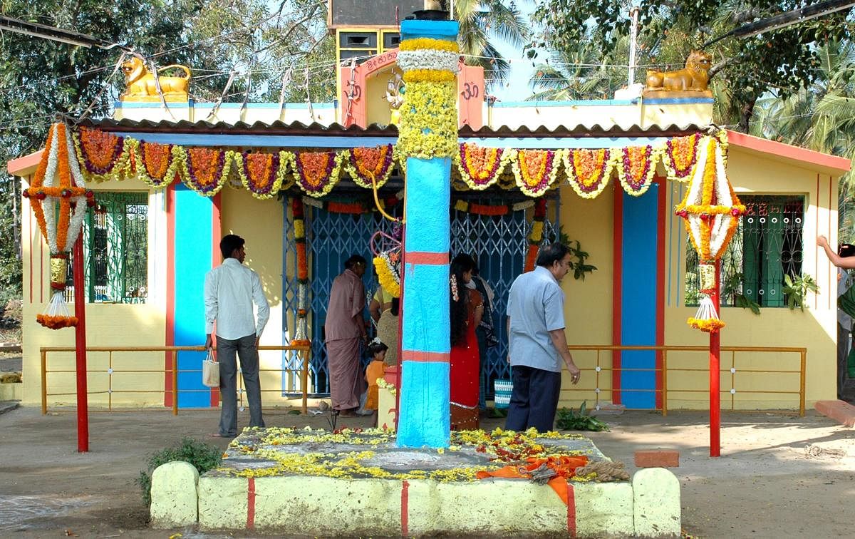 ಹೊಳಲ್ಕೆರೆಯ ಹೊರವಯದಲ್ಲಿರುವ ಕುಕ್ವಾಡೇಶ್ವರಿ ದೇವಾಲಯ
