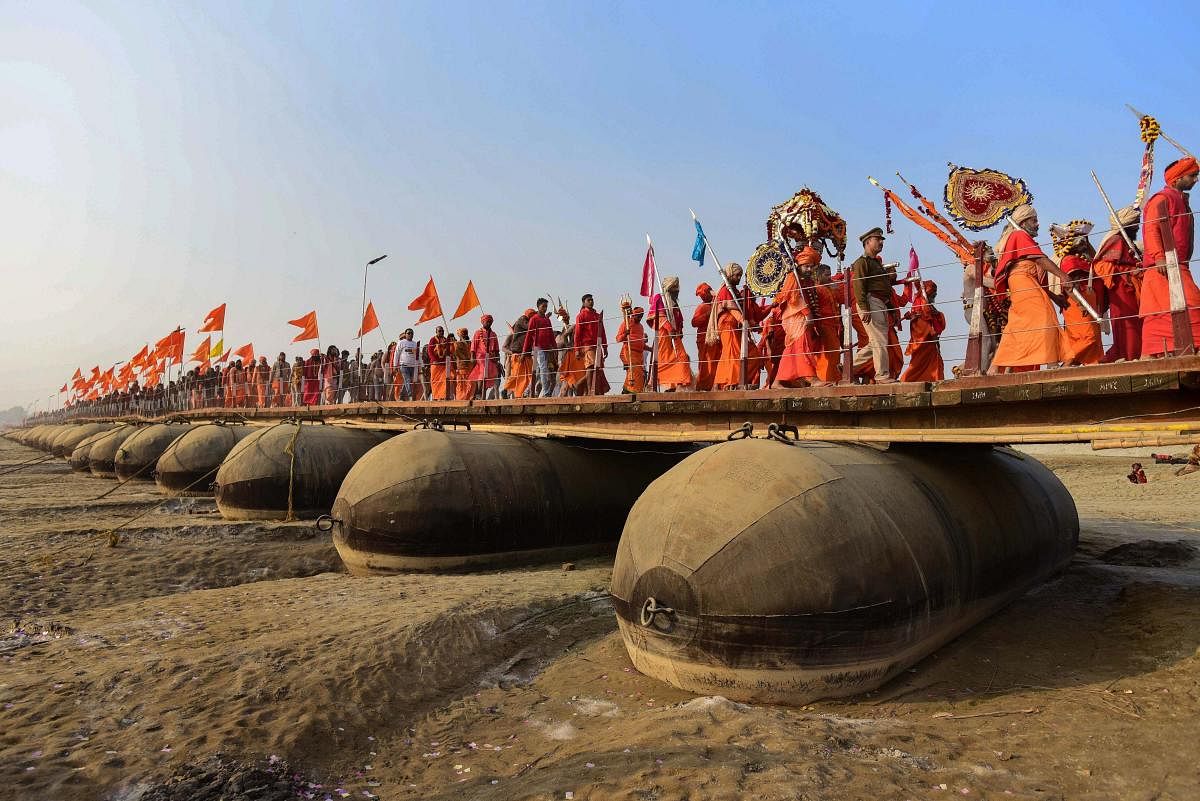 ತಾತ್ಕಾಲಿಕ ತೇಲು ಸೇತುವೆ ಮೇಲೆ ಸಾಧುಗಳ ಮೆರವಣಿಗೆ