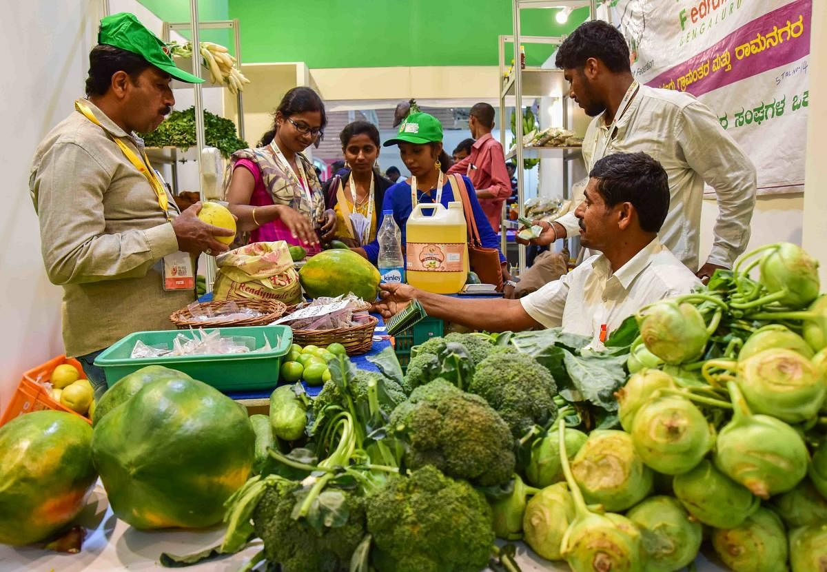 ತರಕಾರಿ ವ್ಯಾಪಾರ ಮಾಡುತ್ತಿರುವ ರೈತ ಒಕ್ಕೂಟದ ಪ್ರತಿನಿಧಿ –ಪ್ರಜಾವಾಣಿ ಚಿತ್ರ/ ಮಂಜುನಾಥ ಎಂ.ಎಸ್.