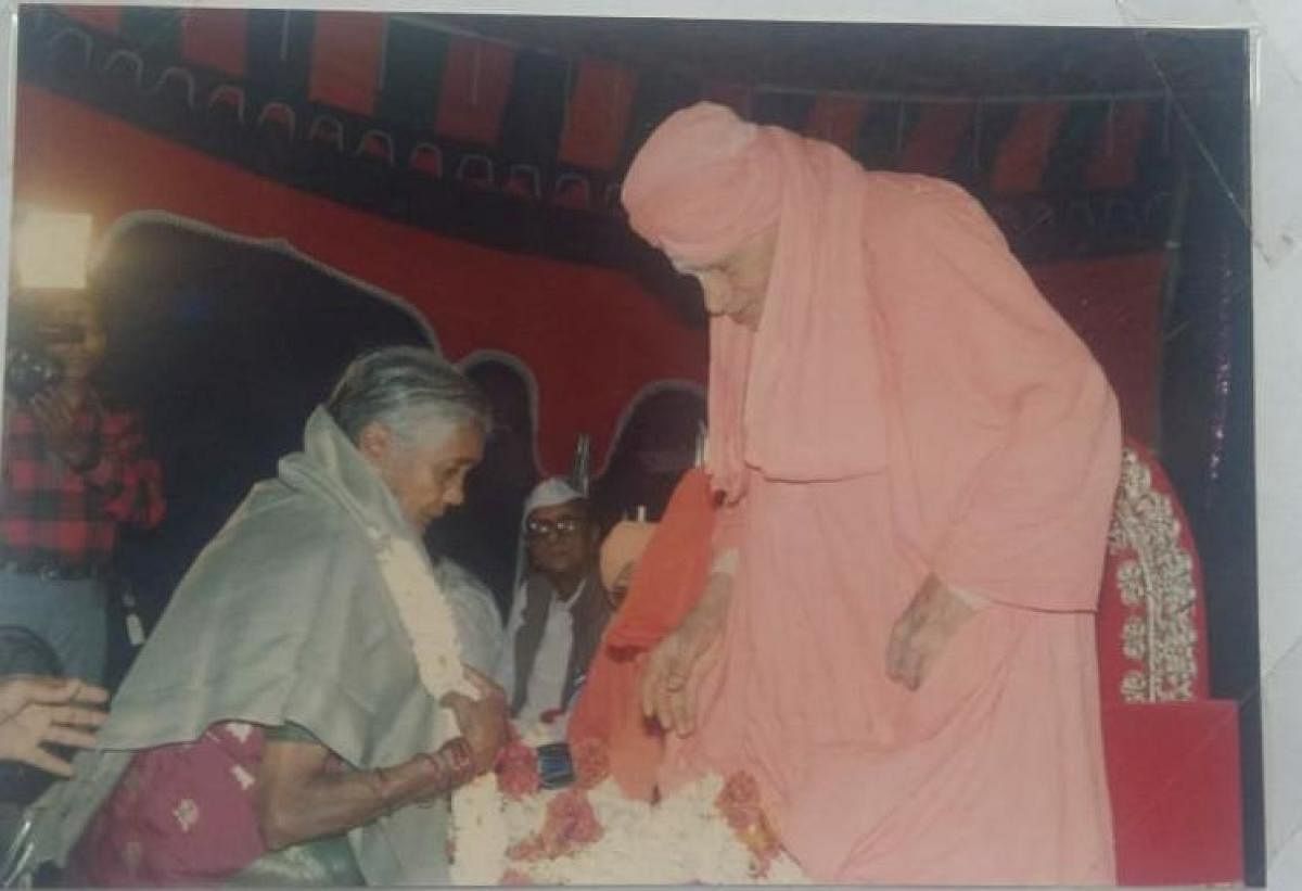 1994ರಲ್ಲಿ ಹಂಸಭಾವಿಯ ಮೃತ್ಯುಂಜಯ ವಿದ್ಯಾಪೀಠದ ಸುವರ್ಣ ಮಹೋತ್ಸವದಲ್ಲಿ ಪಾಲ್ಗೊಂಡಿದ್ದ ಶಿವಕುಮಾರ ಸ್ವಾಮೀಜಿ ಮಹಿಳೆಗೆ ಆಶೀರ್ವದಿಸಿದ್ದರು