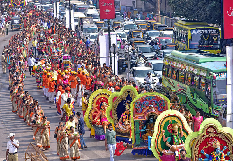 ಎಸ್‌ಸಿಡಿಸಿಸಿ ಬ್ಯಾಂಕಿನ ರಜತ ಸಂಭ್ರಮ ಅಂಗವಾಗಿ ಮಂಗಳೂರಿನ ಕೆ.ಎಸ್‌. ರಾವ್ ರಸ್ತೆಯಲ್ಲಿ ಸಾಗಿದ ಮೆರವಣಿಗೆಯ ದೃಶ್ಯ. –ಪ್ರಜಾವಾಣಿ ದೃಶ್ಯ 