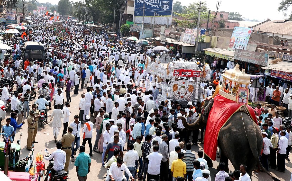 ಹುನಗುಂದದಲ್ಲಿ ಶುಕ್ರವಾರ ನಡೆದ ರಾಣಿಚೆನ್ನಮ್ಮ ವಿಜಯೋತ್ಸವ ಮೆರವಣಿಗೆಯ ನೋಟ