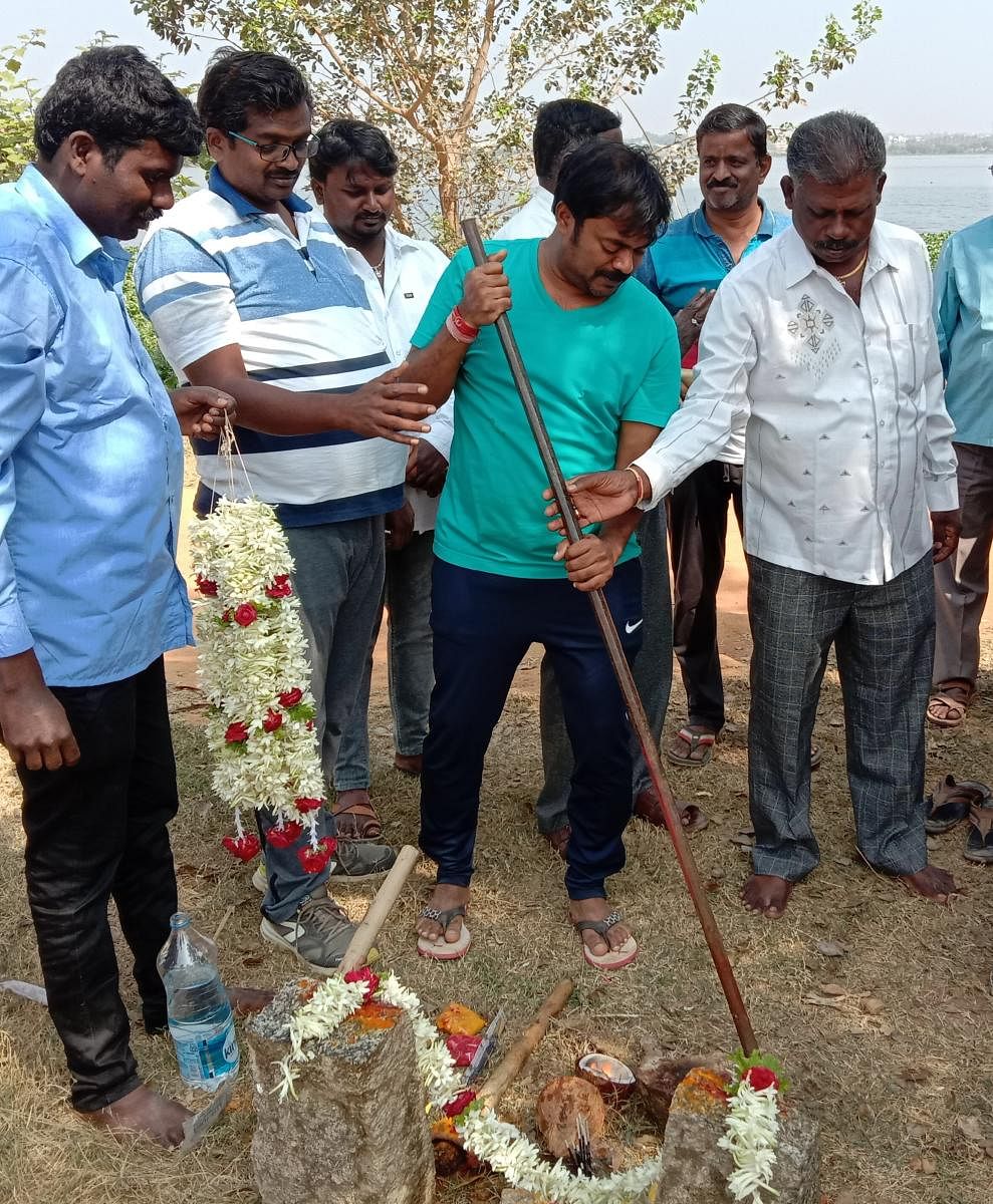 ಕಾಮಗಾರಿಗೆ ಪಾಲಿಕೆ ಸದಸ್ಯ ಜಯಪ್ರಕಾಶ್ ಚಾಲನೆ ನೀಡಿದರು. ಮುಖಂಡರಾದ ಉದಯಕುಮಾರ್, ಅಂಜಿನಪ್ಪ, ಮುನಿಕೃಷ್ಣ, ಅನಿಲ್, ಜಗನ್ನಾಥ ಇದ್ದರು