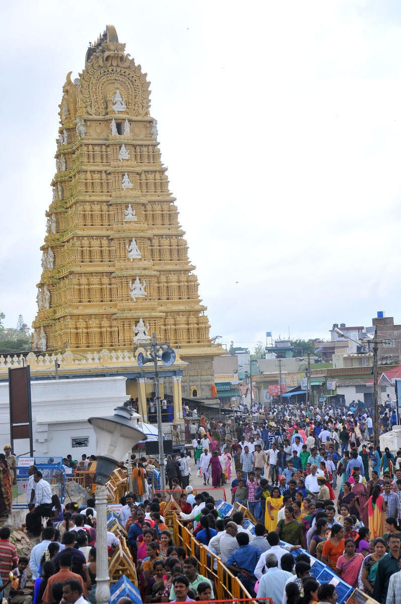 Devotees in large numbers stand in line during final Ashada Friday at Chamundi Temple atop Chamundi Hill in Mysore on Fridayಚಾಮುಂಡಿಬೆಟ್ಟ