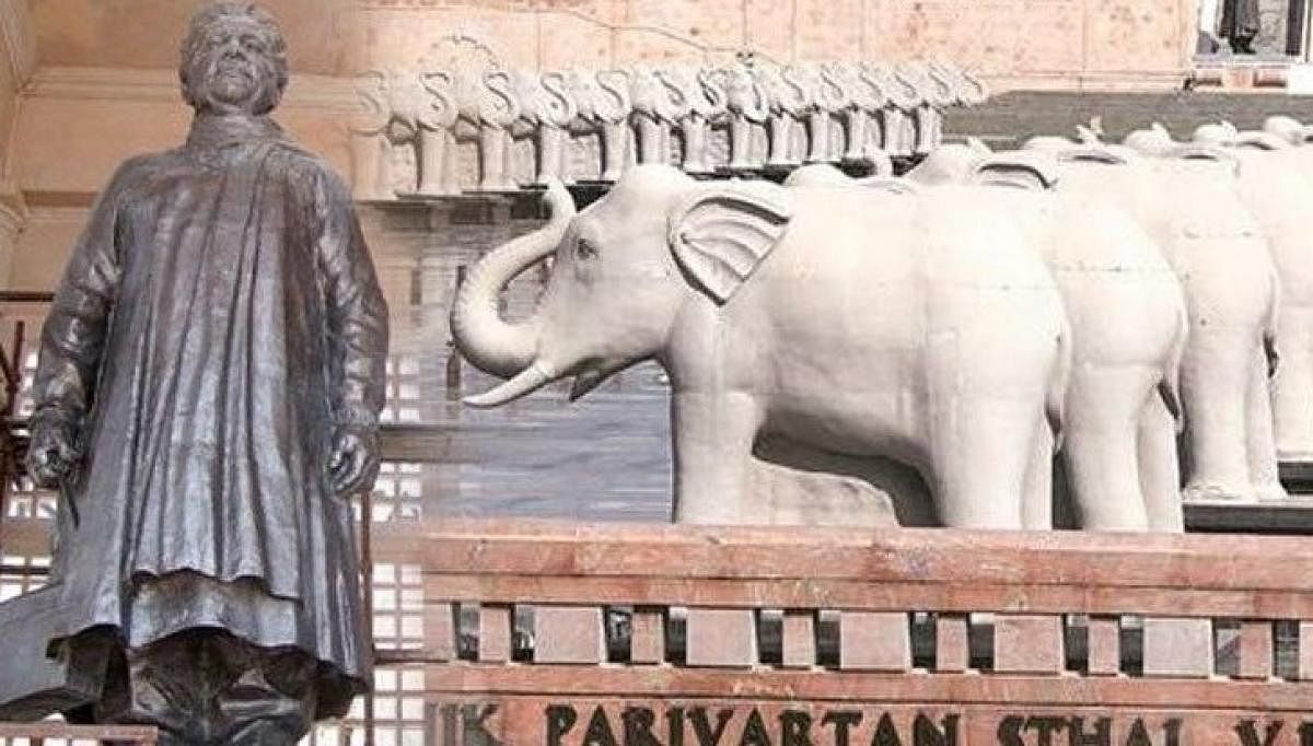 Mayawati statues