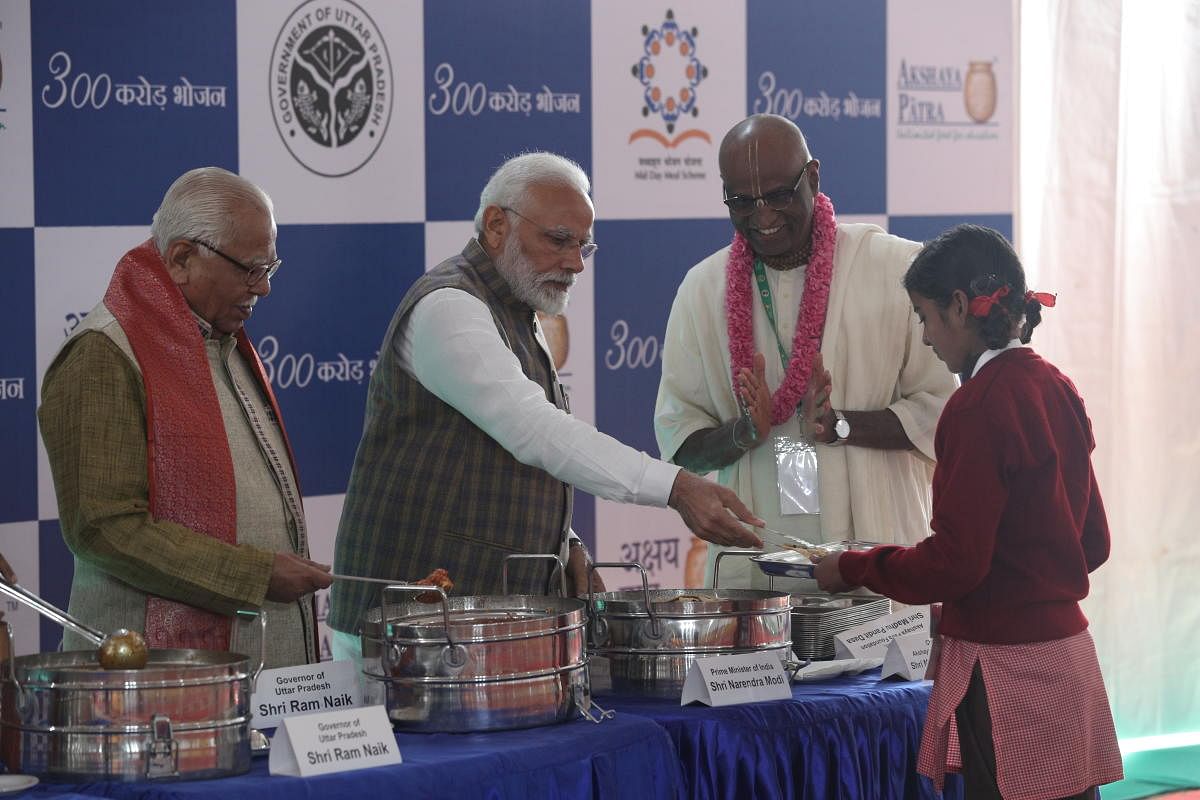 ಪ್ರಧಾನಿ ನರೇಂದ್ರ ಮೋದಿ ಅವರು ಮಕ್ಕಳಿಗೆ ಊಟ ಬಡಿಸಿದರು