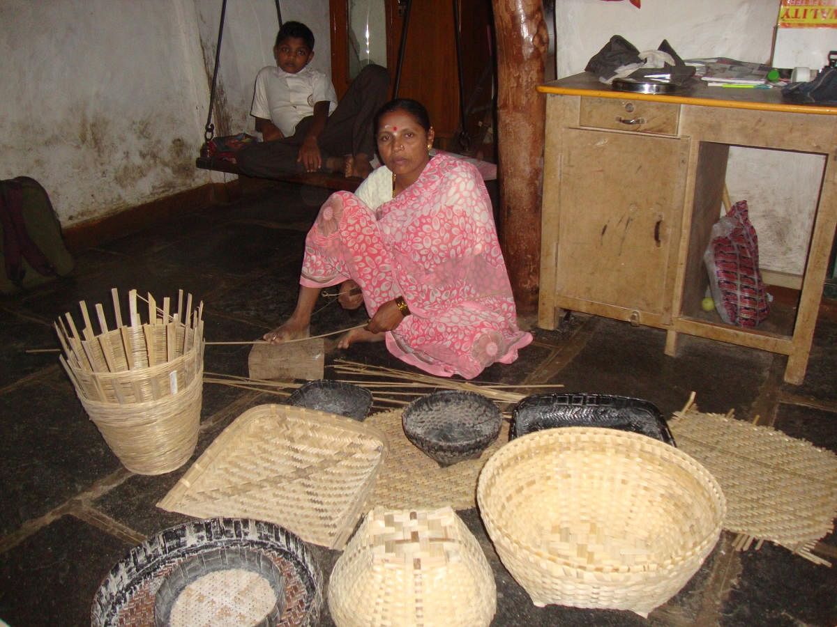 ಬುಟ್ಟಿ ತಯಾರಿಸುತ್ತಿರುವ ಗದಿಗೇಶ್ವರಿ