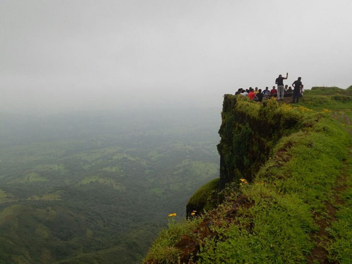 ಕೋಟೆಯ ತುದಿಯಲ್ಲಿ:  ಚಿತ್ರಗಳು: ಶಂಕರ ತೆವರ್, ಅಯ್ಯಪ್ಪ, ಮಹಾಂತೇಶ