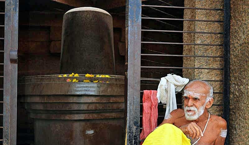 ಹಂಪಿಯ ಬಡವಿಲಿಂಗದ ಪೂಜೆ ಮುಗಿದ ನಂತರ ಹಸನ್ಮುಖರಾಗಿ ಕುಳಿತಿರುವ ಕೃಷ್ಣಭಟ್ಟರು.