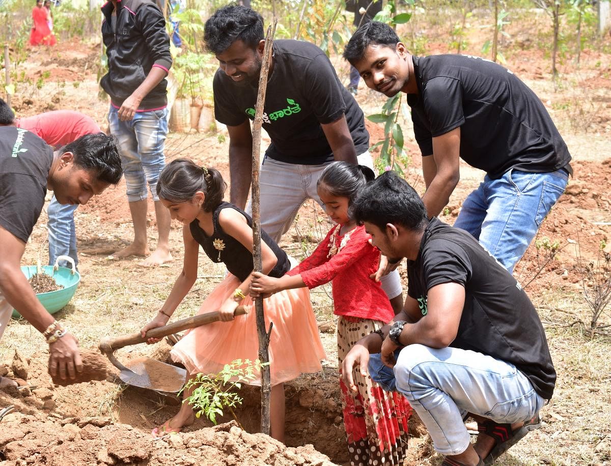 ಗಿಡ ನೆಡುತ್ತಿರುವ ತಂಡದ ಸದಸ್ಯರು