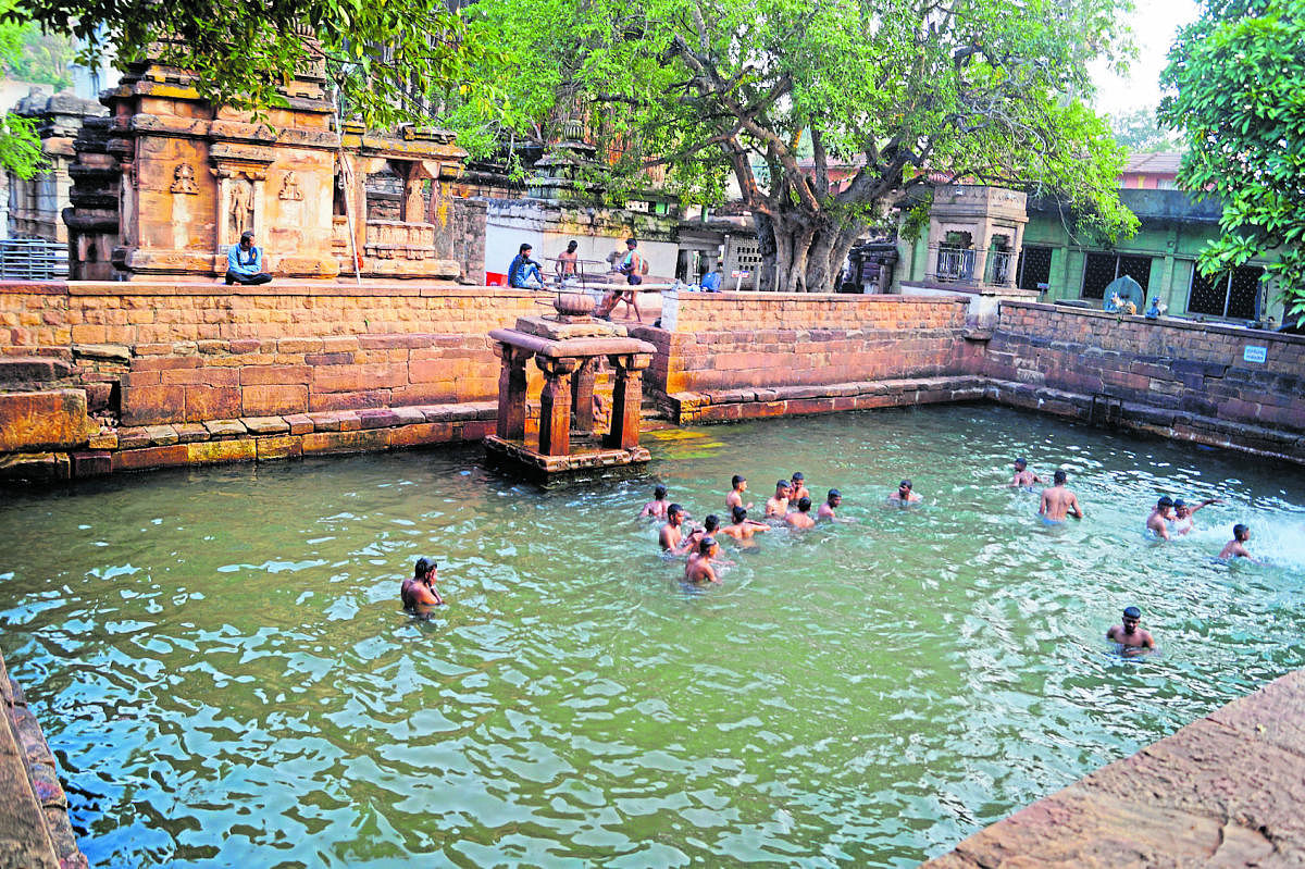 ಮಕುಟ ಬಾದಾಮಿ ಪುಷ್ಕರಣಿ