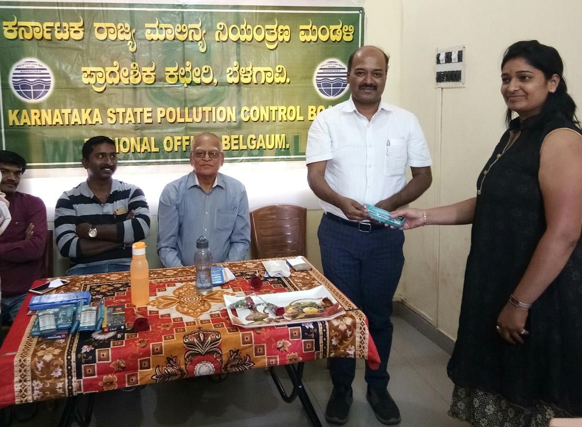 ಬೆಳಗಾವಿಯಲ್ಲಿ ವಿಶ್ವ ಜಲ ದಿನಾಚರಣೆ ಅಂಗವಾಗಿ ಆಯೋಜಿಸಿದ್ದ ರಸಪ್ರಶ್ನೆ ಸ್ಪರ್ಧೆಯಲ್ಲಿ ವಿಜೇತರಿಗೆ ರಾಜ್ಯ ಮಾಲಿನ್ಯ ನಿಯಂತ್ರಣ ಮಂಡಳಿ ಪರಿಸರ ಅಧಿಕಾರಿ ಗೋಪಾಲಕೃಷ್ಣ ಸಣತಂಗಿ ಬಹುಮಾನ ವಿತರಿಸಿದರು