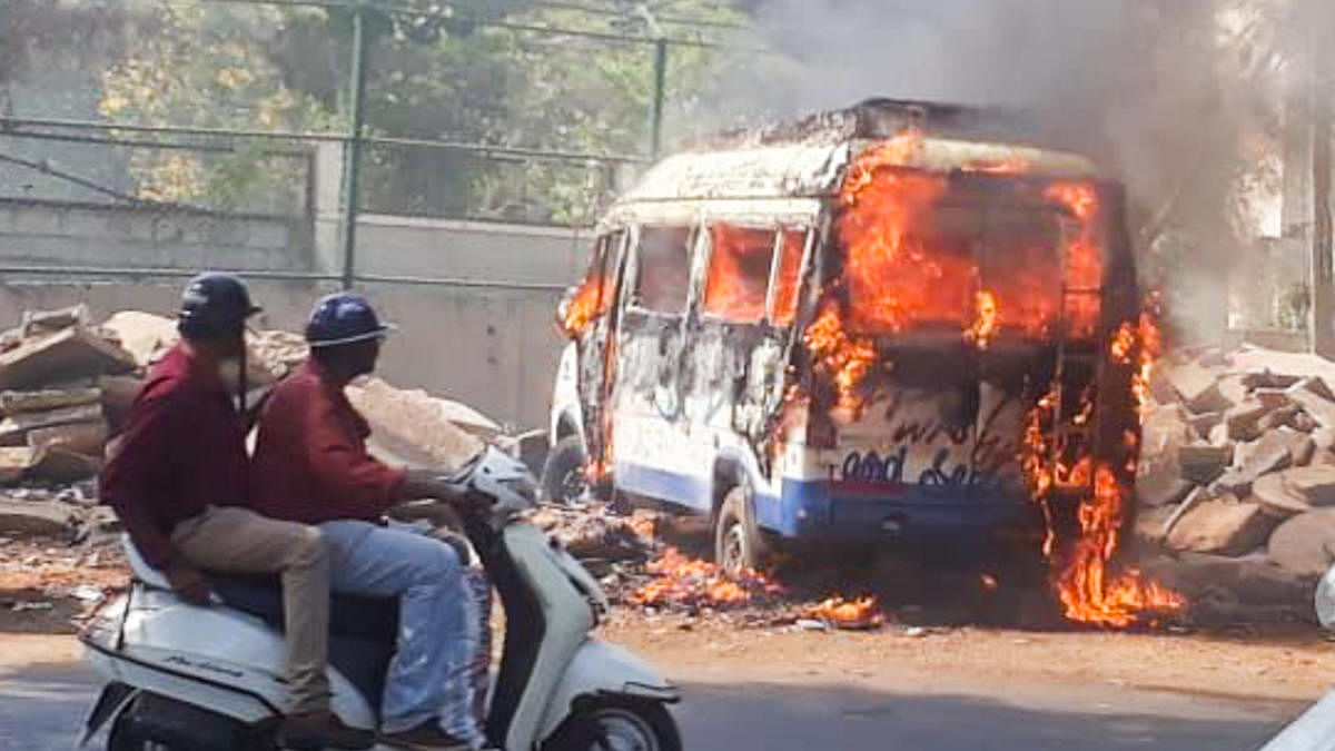 ಫ್ರೇಜರ್‌ಟೌನ್‌ನಲ್ಲಿ ಕಸಕ್ಕೆ ಬಿದ್ದ ಬೆಂಕಿಯಿಂದಾಗಿ ರಸ್ತೆ ಬದಿ ನಿಲ್ಲಿಸಿದ್ದ ಆಂಬುಲೆನ್ಸ್‌ ವಾಹನವೊಂದು ಮಂಗಳವಾರ ಸುಟ್ಟು ಕರಕಲಾಯಿತು       ಪ್ರಜಾವಾಣಿ ಚಿತ್ರ