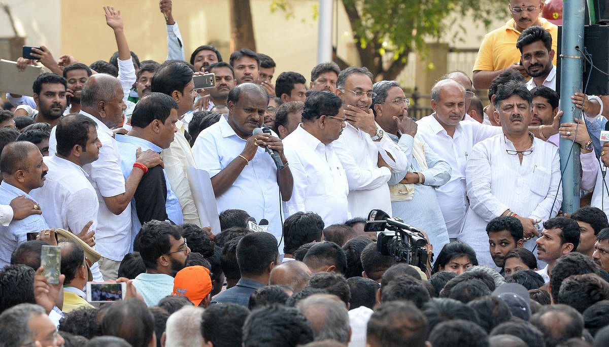 ಬೆಂಗಳೂರಿನ ಐ.ಟಿ. ಕಚೇರಿ ಮುಂದೆ ನಡೆದ ಪ್ರತಿಭಟನೆಯಲ್ಲಿ ಮುಖ್ಯಮಂತ್ರಿ ಎಚ್. ಡಿ. ಕುಮಾರಸ್ವಾಮಿ ಮಾತನಾಡಿದರು. ಶಾಸಕ ಮುನಿರತ್ನ, ಉಪಮುಖ್ಯಮಂತ್ರಿ ಜಿ. ಪರಮೇಶ್ವರ, ಕೆಪಿಸಿಸಿ ಅಧ್ಯಕ್ಷ ದಿನೇಶ್ ಗುಂಡೂರಾವ್, ಸಮನ್ವಯ ಸಮಿತಿ ಅಧ್ಯಕ್ಷ ಸಿದ್ದರಾಮಯ್ಯ, ಸಚಿವರಾದ ಸಾ.ರಾ. ಮಹೇಶ್‌, ಡಿ.ಕೆ ಶಿವಕುಮಾರ್ ಇದ್ದರು –ಪ್ರಜಾವಾಣಿ ಚಿತ್ರ/ ಸತೀಶ ಬಡಿಗೇರ