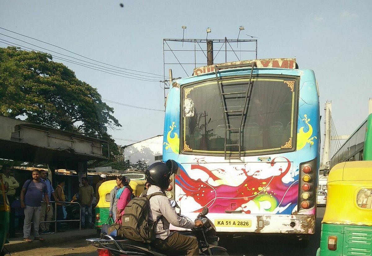 ಕೆ.ಆರ್.ಪುರದ ಬಿಎಂಟಿಸಿ ಬಸ್‌ ತಂಗುದಾಣದ ಜಾಗದಲ್ಲಿ ನಿಲ್ಲಿಸಲಾಗಿದ್ದ ಖಾಸಗಿ ಬಸ್