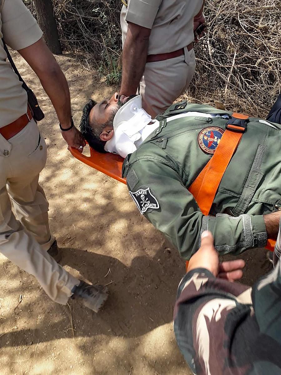 Jodhpur: Police carry the injured pilot for treatments after a fighter plane MiG 27 crashed at Sirohi near Jodhpur in Rajasthan, Sunday, March 31, 2019. (PTI Photo) (PTI3_31_2019_000048B)