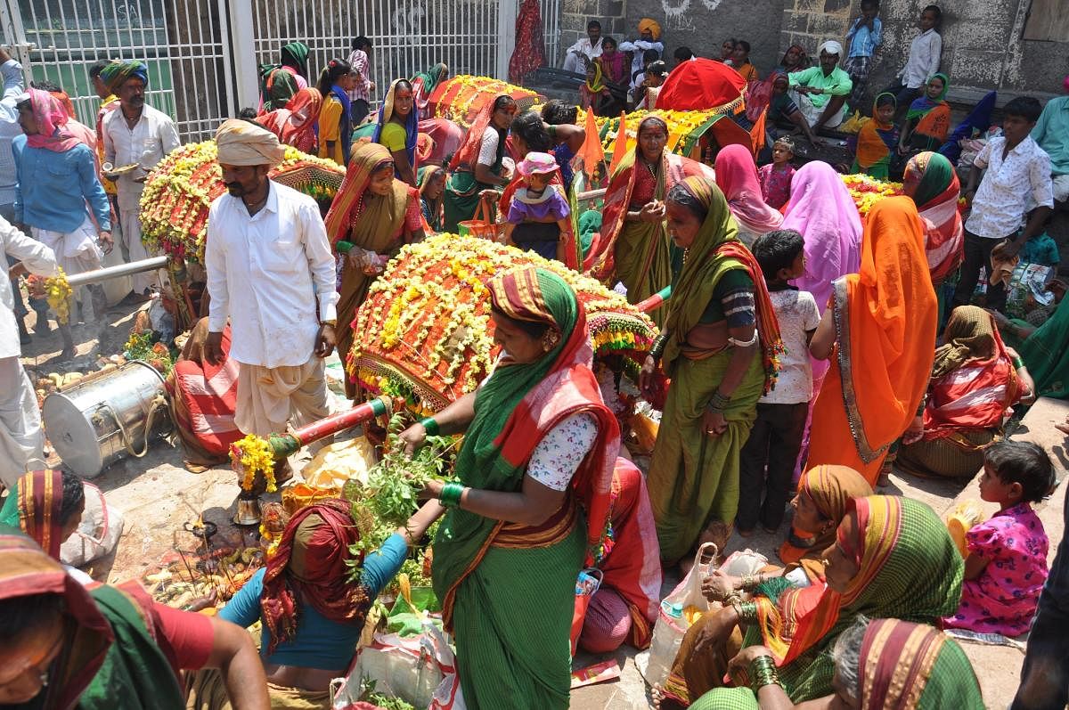 ವಿಜಯಪುರದ ಐತಿಹಾಸಿಕ ತಾಜ್‌ಬಾವಡಿ ಬಳಿ ಶುಕ್ರವಾರ ದೇವರ ಪುಣ್ಯ ಸ್ನಾನ ನಡೆದ ಚಿತ್ರಣಪ್ರಜಾವಾಣಿ ಚಿತ್ರ