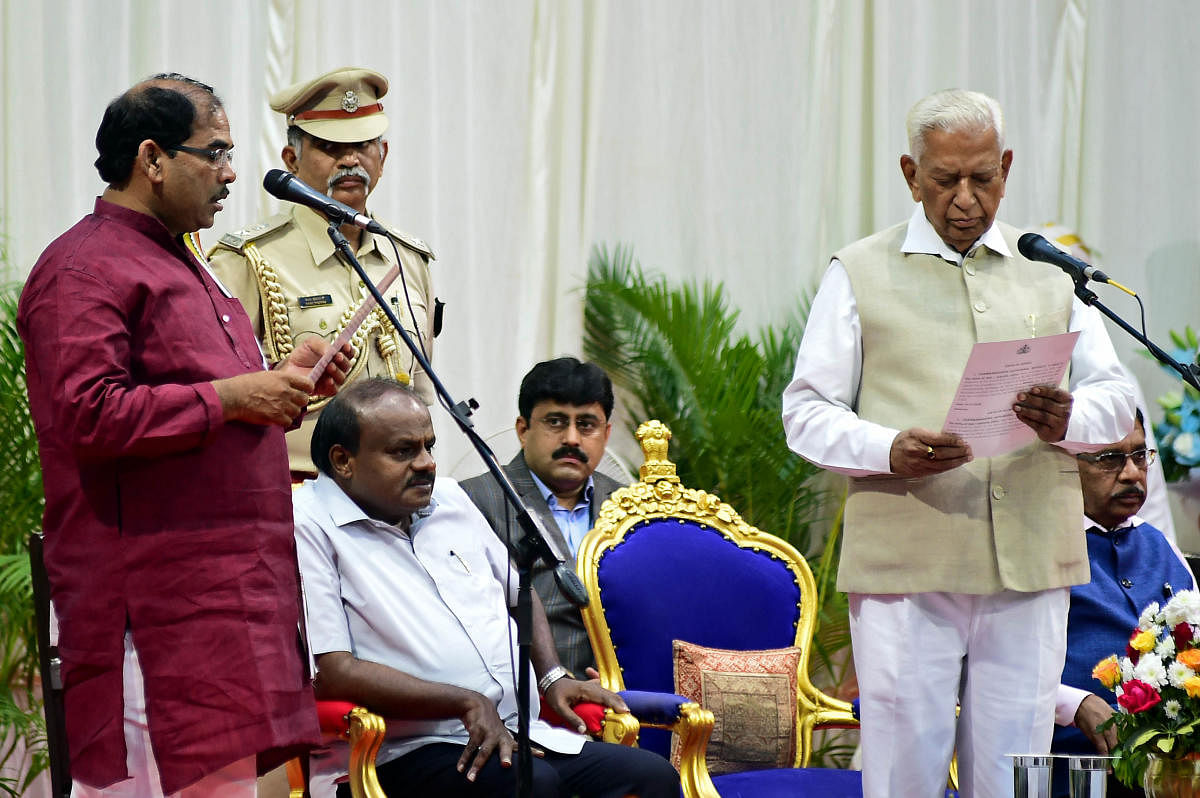 ಪೌರಾಡಳಿತ ಸಚಿವರಾಗಿ ಪ್ರಮಾಣ ವಚನ ಸ್ವೀಕರಿಸುತ್ತಿರುವ ಸಿ.ಎಸ್‌.ಶಿವಳ್ಳಿ (ಪ್ರಜಾವಾಣಿ ಸಂಗ್ರಹ ಚಿತ್ರ)