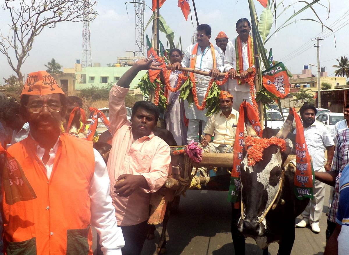 ಅಭ್ಯರ್ಥಿ ಬಚ್ಚೇಗೌಡ ಅವರು ಎತ್ತಿನ ಬಂಡಿಯೇರಿ ಮತಯಾಚನೆ ಮಾಡಿದರು. ಜಿಲ್ಲಾ ಪಂಚಾಯಿತಿ ಸದಸ್ಯ ಎಂ.ಬಿ.ಕೃಷ್ಣಯ್ಯ, ಗ್ರಾಮ ಪಂಚಾಯಿತಿ ಅಧ್ಯಕ್ಷೆ ವಸಂತ ಲಕ್ಷ್ಮೀ ಇದ್ದರು