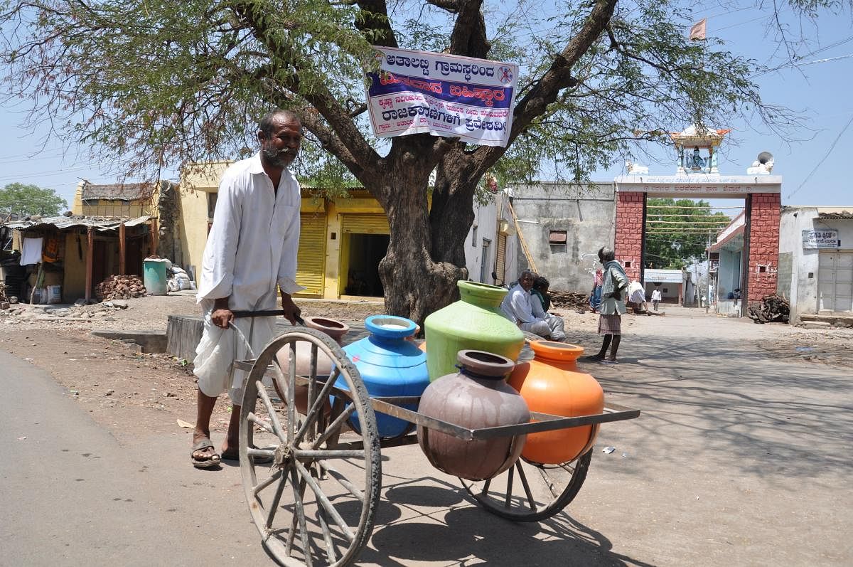 ಅತಾಲಟ್ಟಿ ಗ್ರಾಮದಲ್ಲಿ ಕುಡಿಯುವ ನೀರು ಅರಸಿ ಗಾಡಿ ತಳ್ಳಿಕೊಂಡು ಹೆಜ್ಜೆ ಹಾಕಿದ ಗ್ರಾಮಸ್ಥಪ್ರಜಾವಾಣಿ ಚಿತ್ರ: ಸಂಜೀವ ಅಕ್ಕಿ