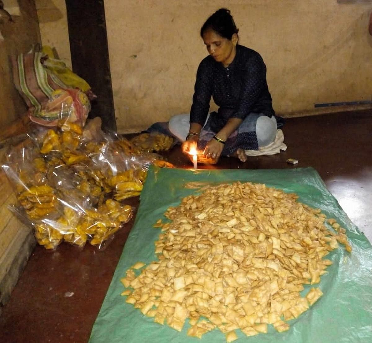 ಅಳ್ವೆಕೋಡಿಯ ಮಂಗಲಾ ವಾಳ್ಕೆ ಅವರು ಸಿಹಿ ತಿಂಡಿಗಳನ್ನು ಪ್ಯಾಕೆಟ್‌ಗಳನ್ನಾಗಿ ಸಿದ್ಧ ಪಡಿಸುತ್ತಿರುವುದು
