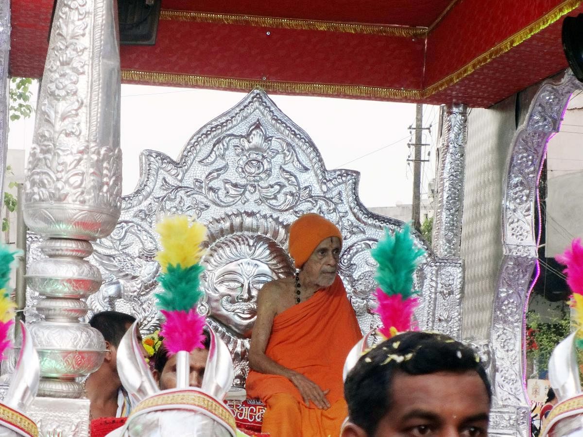 ಬೆಳಗಾವಿಯಲ್ಲಿ ಪೇಜಾವರ ಮಠಾಧೀಶ ವಿಶ್ವೇಶತೀರ್ಥ ಸ್ವಾಮೀಜಿ ಅವರನ್ನು ಮೆರವಣಿಗೆಯಲ್ಲಿ ಸ್ವಾಗತಿಸಲಾಯಿತು