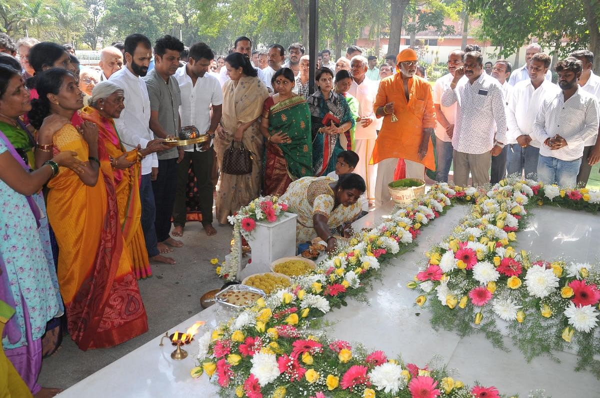 ಬೆಂಗಳೂರಿನ ಕಂಠೀರವ ಸ್ಟುಡಿಯೊದಲ್ಲಿ ಶುಕ್ರವಾರ ವರನಟ ಡಾ.ರಾಜ್‌ಕುಮಾರ್‌ ಅವರ 13ನೇ ವರ್ಷದ ಪುಣ್ಯಸ್ಮರಣೆ ಅಂಗವಾಗಿ ನಟರಾದ ರಾಘವೇಂದ್ರ ರಾಜ್‌ಕುಮಾರ್‌, ಶಿವರಾಜ್‌ಕುಮಾರ್‌, ಪುನೀತ್‌ ರಾಜ್‌ಕುಮಾರ್‌ ಸೇರಿದಂತೆ ಕುಟುಂಬದ ಸದಸ್ಯರು ರಾಜ್‌ ಸಮಾಧಿಗೆ ಪೂಜೆ ಸಲ್ಲಿಸಿದರು.