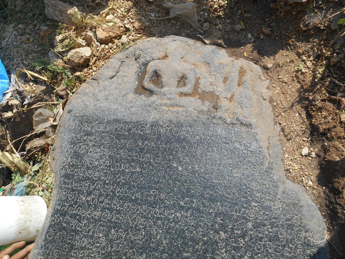ಯರಗೇರಾ ಗ್ರಾಮದ ತಿಪ್ಪೆಯಲ್ಲಿ ಪತ್ತೆಯಾದ ಜೈನ ಶಾಸನ