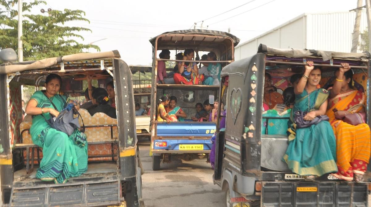 ಮದ್ದೂರು ತಾಲ್ಲೂಕು ಗೆಜ್ಜಲಗೆರೆಯ ಶಾಹಿ ಎಕ್ಸ್‌ಪೋರ್ಟ್ ಸಿದ್ಧ ಉಡುಪು ಕಾರ್ಖಾನೆಗೆ ಆಟೊಗಳಲ್ಲಿ ತೆರಳುತ್ತಿರುವ ಮಹಿಳೆಯರು