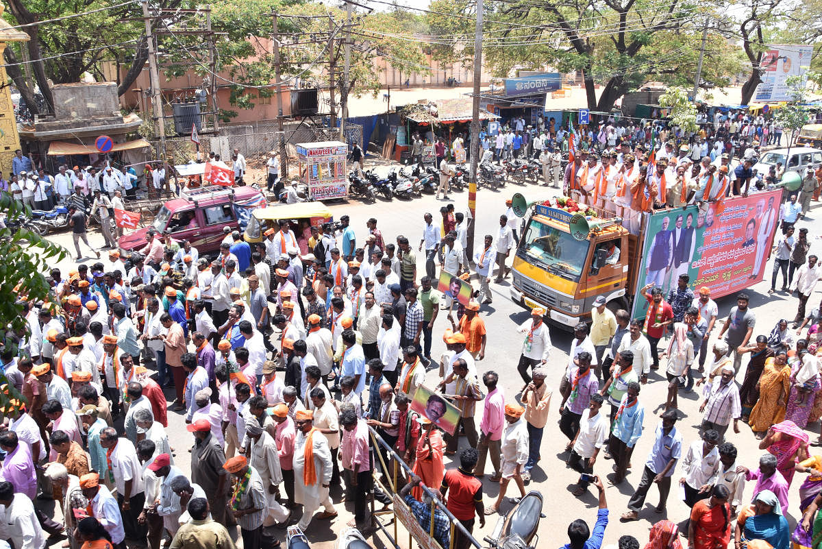 ನಗರದಲ್ಲಿ ಬಿಜೆಪಿ ಚುನಾವಣಾ ನಿರ್ವಹಣಾ ಸಮಿತಿ ಸಂಚಾಲಕ ಆರ್‌.ಅಶೋಕ್‌ ಅವರು ನಗರದಲ್ಲಿ ರೋಡ್ ಶೋ ನಡೆಸಿದರು.