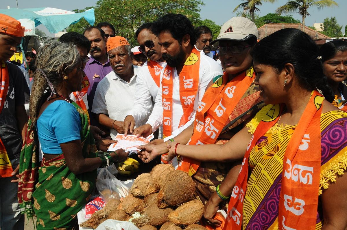 ಬಳ್ಳಾರಿಯ ಲೋಕಸಭಾ ಕ್ಷೇತ್ರದ ಶಿವಸೇನಾ ಪಕ್ಷದ ಅಭ್ಯರ್ಥಿ  ಬಿ.ಈಶ್ವರಪ್ಪ ಮಂಗಳವಾರ ದುರ್ಗಮ್ಮ ದೇವಸ್ಥಾನದ ಬಳಿ ಬೀದಿ ಬದಿ ವ್ಯಾಪಾರಿಗಳ ಬಳಿ ಮತಯಅಚನೆ ಮಾಡಿದರು. 