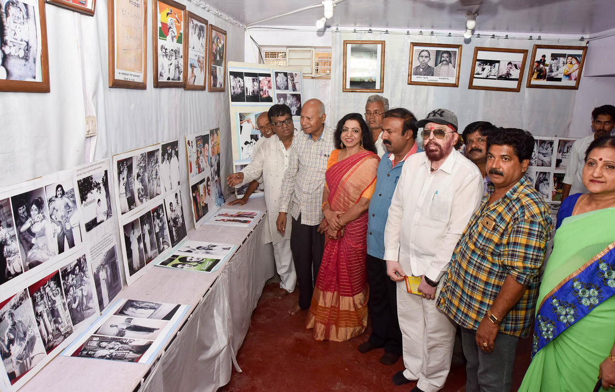 ಮೈಸೂರಿನಲ್ಲಿ ಕದಂಬ ರಂಗ ವೇದಿಕೆ ಹಾಗೂ ಮೈಸೂರು ಆರ್ಟ್ಸ್‌ ಗ್ಯಾಲರಿ ವತಿಯಿಂದ ಹಮ್ಮಿಕೊಂಡಿದ್ದ ಬೇಗೂರು ಎಲ್‌.ಮೂರ್ತಿ ಅವರು ಸಂಗ್ರಹಿಸಿರುವ ಡಾ.ರಾಜಕುಮಾರ್‌ ಅವರ ಛಾಯಾಚಿತ್ರಗಳ ಸಂಗ್ರಹ ಪ್ರದರ್ಶನ ಕಾರ್ಯಕ್ರಮವನ್ನು ಸಾಹಿತಿ ‍ಪ್ರೊ.ಸಿ.ಪಿ.ಕೃಷ್ಣಕುಮಾರ್ ಉದ್ಘಾಟಿಸಿದರು. ಸಾಹಿತಿ ಡಾ.ಲತಾ ರಾಜಶೇಖರ್, ರಾಜಶೇಖರ ಕದಂಬ, ಡಾ.ವೈ.ಡಿ.ರಾಜಣ್ಣ ಇದ್ದಾರೆ