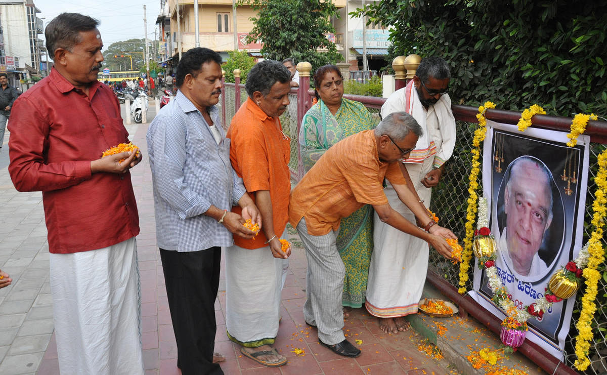 ಜನಾರ್ದನ ಪ್ರತಿಷ್ಠಾನದಿಂದ ಮಾಸ್ಟರ್‌ ಹಿರಣ್ಣಯ್ಯ ಅವರಿಗೆ ಪುಷ್ಪ ನಮನ ಸಲ್ಲಿಸಿ ಶ್ರದ್ಧಾಂಜಲಿ ಅರ್ಪಿಸಲಾಯಿತು