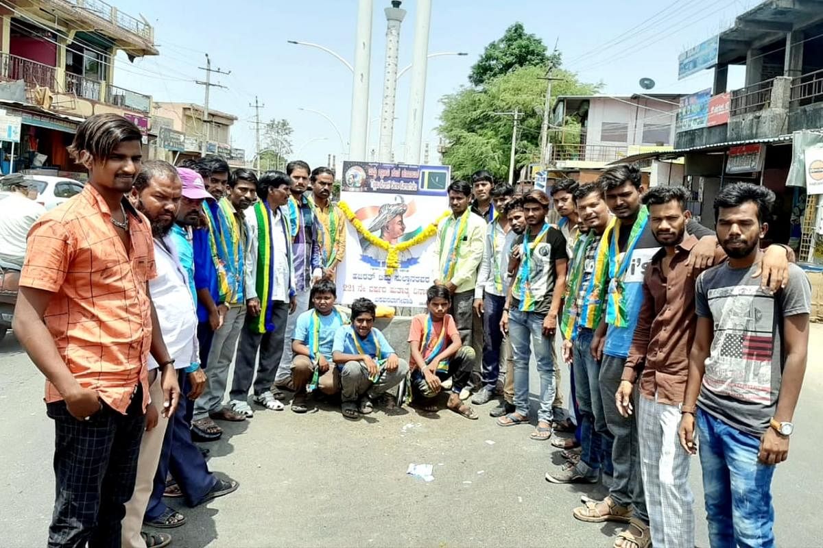 ಬಸವನಬಾಗೇವಾಡಿಯ ಆಜಾದ್ ನಗರದಲ್ಲಿ ಟಿಪ್ಪು ಕ್ರಾಂತಿಸೇನೆ ಕಾರ್ಯಕರ್ತರು ಶನಿವಾರ ಹಜರತ್ ಟಿಪ್ಪು ಸುಲ್ತಾನ್‌ರ 221ನೇ ಶಹೀದ್ ದಿವಸ (ಹುತಾತ್ಮ ದಿನ) ಆಚರಿಸಿದರು