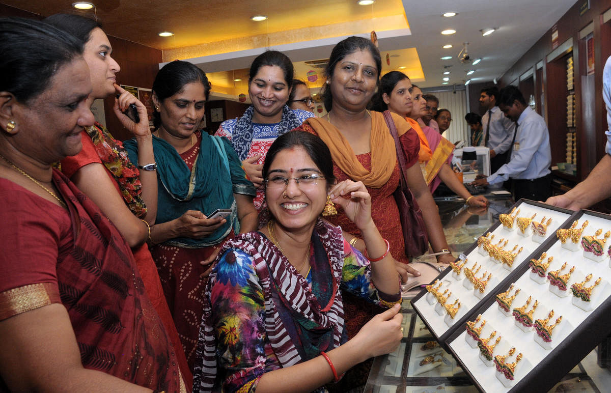 People buying jewlers on the occasion of Akshaya Tritiya at Jewelers shop in Mysuru on Monday. -Photo by Savitha. B R.