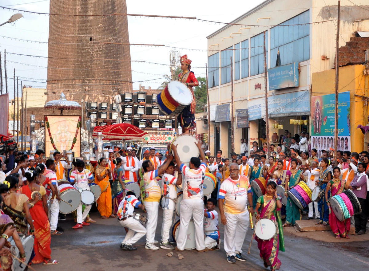 ವಾಸವಿ ಕನ್ಯಕಾ ಪರಮೇಶ್ವರಿ ಜಯಂತಿ ಅಂಗವಾಗಿ ಬೀದರ್‌ನಲ್ಲಿ ಮಂಗಳವಾರ ನಡೆದ ಶೋಭಾಯಾತ್ರೆಯಲ್ಲಿ ಕಲಾವಿದರು ಡೊಳ್ಳು ಕುಣಿತ ಪ್ರದರ್ಶಿಸಿದರು
