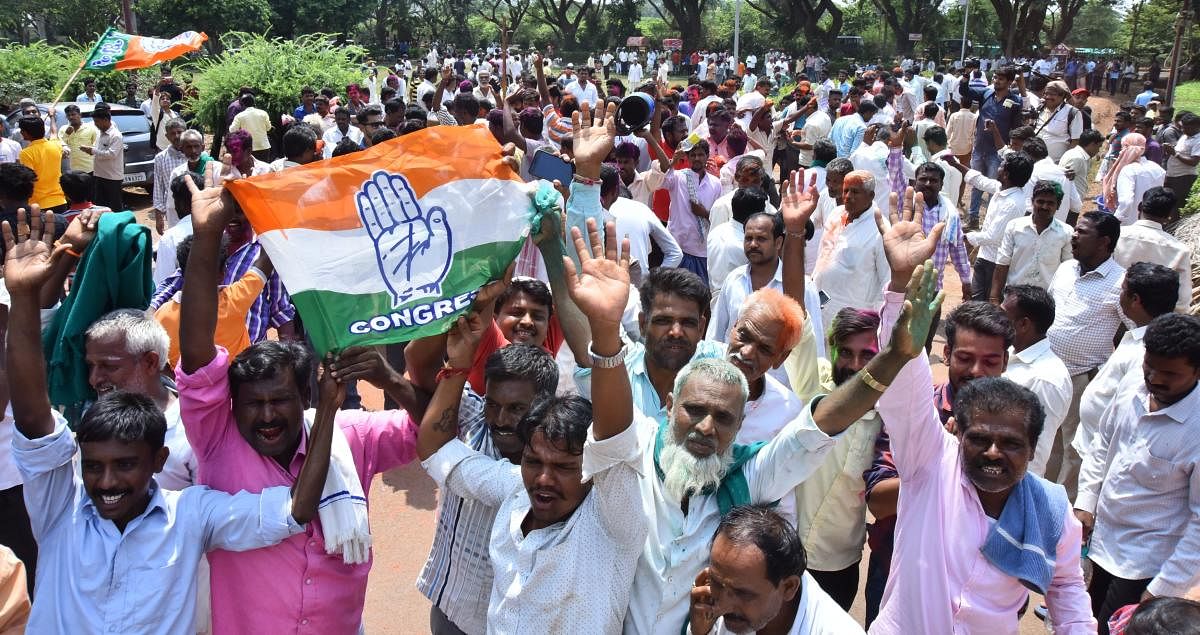 ‌ಕುಂದಗೋಳ ಉಪ ಚುನಾವಣೆಯಲ್ಲಿ ಕಾಂಗ್ರೆಸ್ ಜಯ ಗಳಿಸುತ್ತಿದ್ದಂತೆ ಕಾರ್ಯಕರ್ತರು ಮತ ಎಣಿಕೆ ಕೇಂದ್ರವಾದ ಧಾರವಾಡ ಕೃಷಿ ವಿಶ್ವವಿದ್ಯಾಲಯದ ಹೊರಗಡೆ ವಿಜಯೋತ್ಸವ ಆಚರಿಸಿದರು– ಪ್ರಜಾವಾಣಿ ಚಿತ್ರ