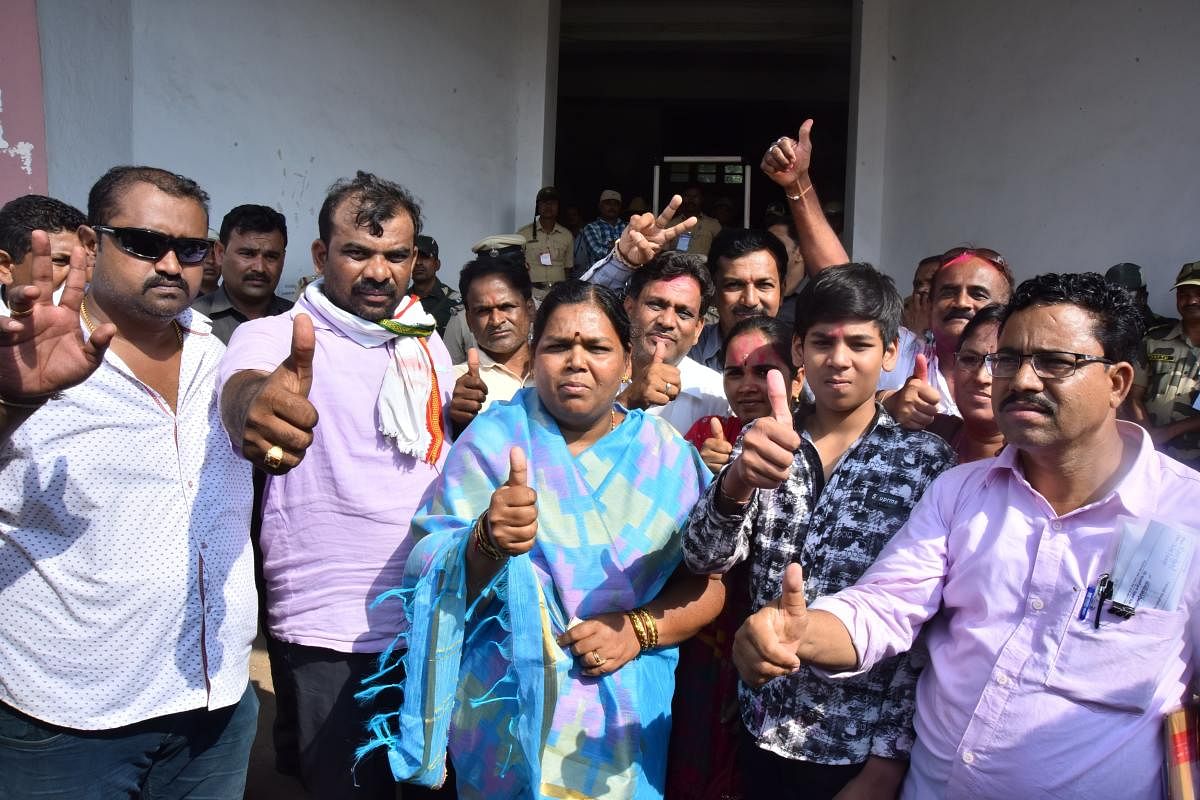 ಕುಂದಗೋಳ ಉಪ ಚುನಾವಣೆಯಲ್ಲಿ ಗೆಲುವು ಸಾಧಿಸಿದ ಕಾಂಗ್ರೆಸ್ ಅಭ್ಯರ್ಥಿ ಕುಸುಮಾವತಿ ಶಿವಳ್ಳಿ ಅವರು ಮತ ಎಣಿಕೆ ಕೇಂದ್ರದ ಮುಂಭಾಗ ವಿಜಯದ ಸಂಕೇತ ತೋರಿಸಿದರು. ಮಗ ಅಮರ ಶಿವ ಹಾಗೂ ಕುಟಂಬ ಸದಸ್ಯರು ಇದ್ದಾರೆ– ಪ್ರಜಾವಾಣಿ ಚಿತ್ರ